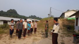 Foto : Olahraga bersama yang dilakukan oleh anggota koramil 1204-13/belitang hulu bersama satpam di Desa Tabuk Hulu