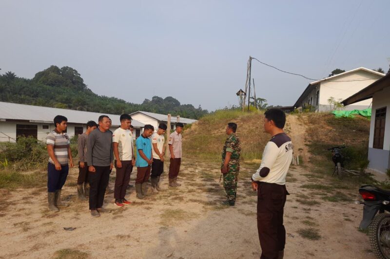 Foto : Olahraga bersama yang dilakukan oleh anggota koramil 1204-13/belitang hulu bersama satpam di Desa Tabuk Hulu