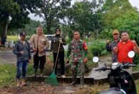 Foto : Koramil 1202-04/Singkawang Timur bersama instansi terkait dan masyarakat melaksanakan kegiatan pembersihan sungai di wilayah Singkawang Timur