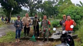 Foto : Koramil 1202-04/Singkawang Timur bersama instansi terkait dan masyarakat melaksanakan kegiatan pembersihan sungai di wilayah Singkawang Timur