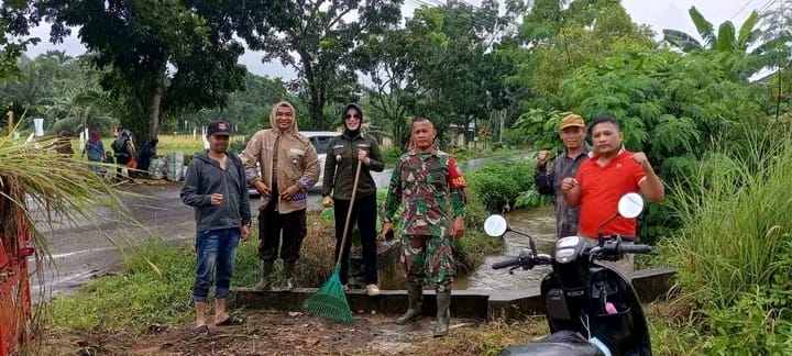 Foto : Koramil 1202-04/Singkawang Timur bersama instansi terkait dan masyarakat melaksanakan kegiatan pembersihan sungai di wilayah Singkawang Timur