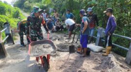 Foto :  Babinsa Koramil 07/Jgb Kopda M Nuril bersama warga melaksanakan pengecoran jalan di Dsn. Saparan Ds. Kumba Kec. Jagoi Babang Kab. Bengkayang