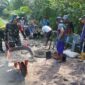 Foto :  Babinsa Koramil 07/Jgb Kopda M Nuril bersama warga melaksanakan pengecoran jalan di Dsn. Saparan Ds. Kumba Kec. Jagoi Babang Kab. Bengkayang