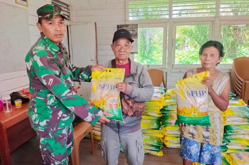Foto : Kegiatan pangan murah berupa beras SPHP di halaman kantor Koramil