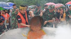 Foto : Kegiatan bertajuk “Kuali Merah Putih” digelar di wilayah perbatasan Indonesia-Malaysia, Badau, Kapuas Hulu, Kalimantan Barat