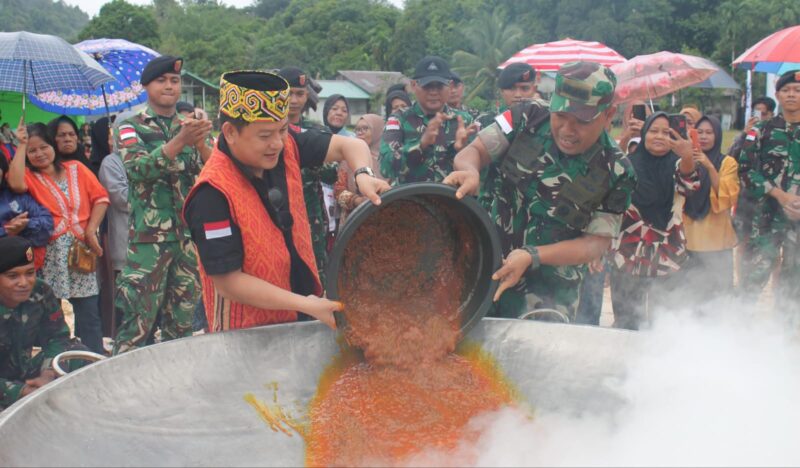 Foto : Kegiatan bertajuk “Kuali Merah Putih” digelar di wilayah perbatasan Indonesia-Malaysia, Badau, Kapuas Hulu, Kalimantan Barat