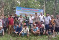 Foto : Kompol. Edi Joko bersama istri R.A Maeni Kusmiati dan Keluarga besar mewakafkan tanah seluas 2 hektare lahan untuk Tempat Pemakaman Umum (TPU) 