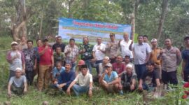 Foto : Kompol. Edi Joko bersama istri R.A Maeni Kusmiati dan Keluarga besar mewakafkan tanah seluas 2 hektare lahan untuk Tempat Pemakaman Umum (TPU) 