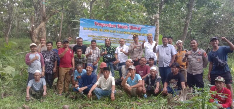 Foto : Kompol. Edi Joko bersama istri R.A Maeni Kusmiati dan Keluarga besar mewakafkan tanah seluas 2 hektare lahan untuk Tempat Pemakaman Umum (TPU) 