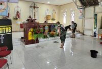 Foto : Koramil 06/Ledo bersama warga melaksanakan karya bakti pembersihan area sekitar Gereja Santo Agustinus Hipo