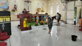 Foto : Koramil 06/Ledo bersama warga melaksanakan karya bakti pembersihan area sekitar Gereja Santo Agustinus Hipo