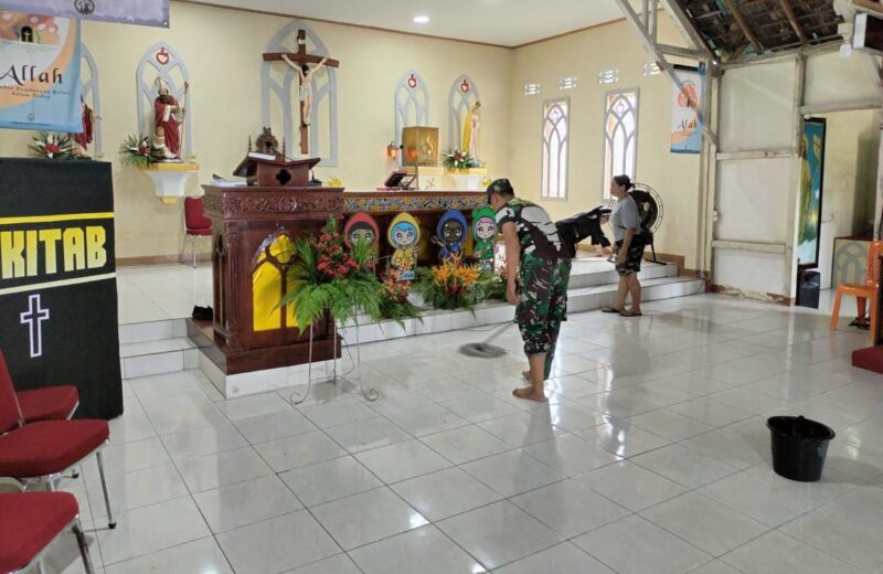 Foto : Koramil 06/Ledo bersama warga melaksanakan karya bakti pembersihan area sekitar Gereja Santo Agustinus Hipo