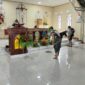 Foto : Koramil 06/Ledo bersama warga melaksanakan karya bakti pembersihan area sekitar Gereja Santo Agustinus Hipo
