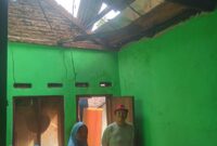 Foto : Kepala Desa Bulagor, Jaenudin, SH, turun langsung ke lokasi rumah warga yang mengalami kerusakan akibat sambaran petir
