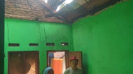 Foto : Kepala Desa Bulagor, Jaenudin, SH, turun langsung ke lokasi rumah warga yang mengalami kerusakan akibat sambaran petir