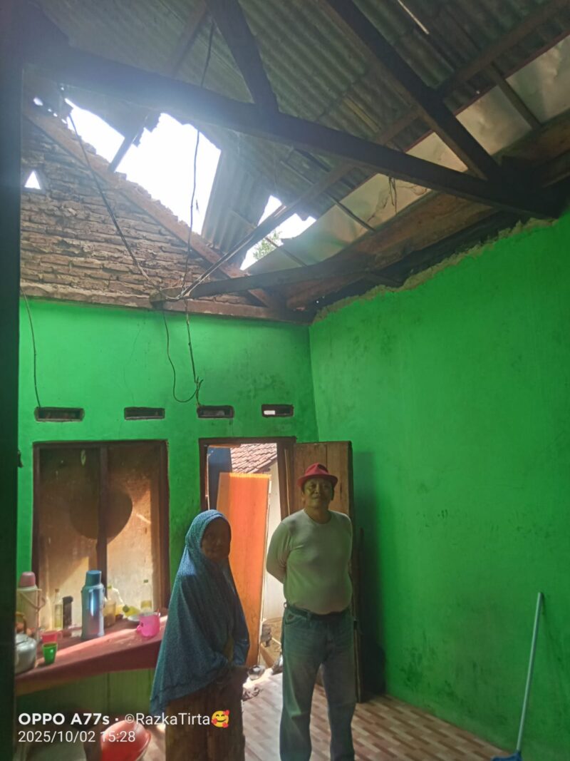Foto : Kepala Desa Bulagor, Jaenudin, SH, turun langsung ke lokasi rumah warga yang mengalami kerusakan akibat sambaran petir
