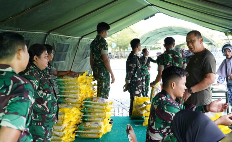 Foto : Kodam XII/Tanjungpura menggelar Gerakan Pangan Murah. Bertempat di Lapangan Tidayu, Makodam XII/Tpr, Sungai Raya, Kubu Raya