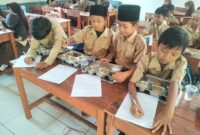 Foto : Kegiatan uji organoleptik yang dilaksanakan di SDN Senangsari, Kecamatan Pagelaran
