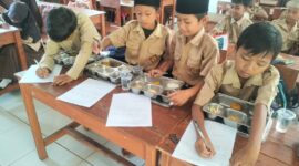 Foto : Kegiatan uji organoleptik yang dilaksanakan di SDN Senangsari, Kecamatan Pagelaran
