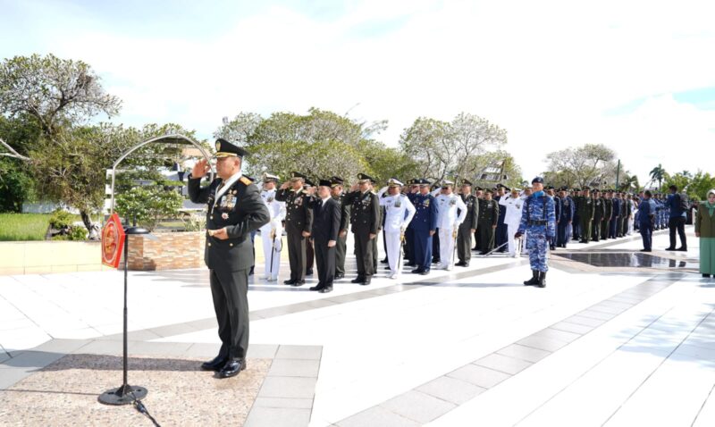 Foto : Pangdam XII/Tanjungpura Mayjen TNI Jamallulael, S.Sos., M.Si, pimpin ziarah nasional ke Taman Makam Pahlawan (TMP) Dharma Patria Jaya, Sungai Raya, Kubu Raya