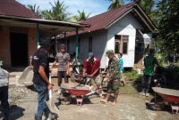 Foto : Koramil-03/Sry bersama warga melaksanakan kegiatan pengecoran jalan di Ds. Sebandut Kec. Sungai Raya Kab. Bengkayang