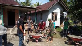 Foto : Koramil-03/Sry bersama warga melaksanakan kegiatan pengecoran jalan di Ds. Sebandut Kec. Sungai Raya Kab. Bengkayang