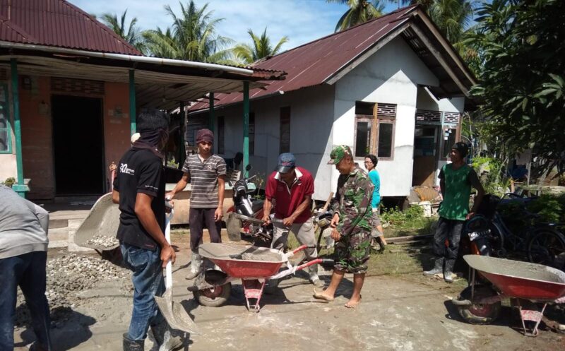 Foto : Koramil-03/Sry bersama warga melaksanakan kegiatan pengecoran jalan di Ds. Sebandut Kec. Sungai Raya Kab. Bengkayang