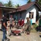 Foto : Koramil-03/Sry bersama warga melaksanakan kegiatan pengecoran jalan di Ds. Sebandut Kec. Sungai Raya Kab. Bengkayang