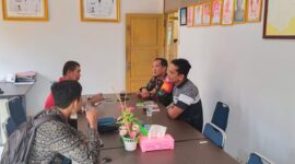 Foto : Babinsa Koramil 1202-01/Singkawang Barat melaksanakan kegiatan Komunikasi Sosial (Komsos) bersama warga di wilayah binaannya