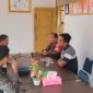 Foto : Babinsa Koramil 1202-01/Singkawang Barat melaksanakan kegiatan Komunikasi Sosial (Komsos) bersama warga di wilayah binaannya