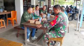Foto : TNI, Polri, dan masyarakat, Komandan Koramil (Danramil) 1202-02/Singkawang Selatan, Peltu Kemal, laksanakan kegiatan Komunikasi Sosial (Komsos) di Kecamatan Singkawang Selatan