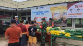 Foto : Koramil 05/Sml melaksanakan penyaluran beras SPHP untuk masyarakat dengan melakukan perencanaan distribusi yang tepat sasaran