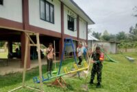 Foto : Babinsa Koramil 01/Bky mengajak warga masyarakat untuk bersama-sama membersihkan halaman Paud Emaus yang bertempat di Ds. Suka Maju Kec. Sungai Betung Kab. Bengkayang