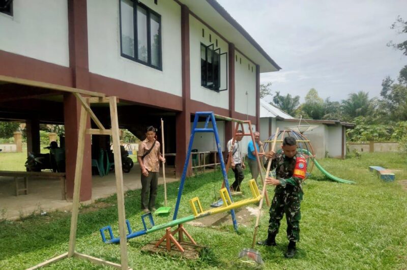 Foto : Babinsa Koramil 01/Bky mengajak warga masyarakat untuk bersama-sama membersihkan halaman Paud Emaus yang bertempat di Ds. Suka Maju Kec. Sungai Betung Kab. Bengkayang