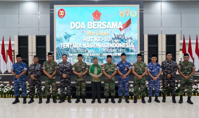 Foto : Prajurit Kodam XII/Tanjungpura bersama jajaran TNI lainnya melaksanakan do'a bersama lintas agama yang berlangsung di Aula Sudirman, Makodam XII/Tpr, Jalan Arteri Alianyang, Sungai Raya, Kubu Raya