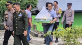 Foto : Kapolsek Sepauk IPTU Abdul Hadi, membawa nasi tumpeng untuk selanjutnya diberikan kepada Danramil 1205-06/Sepauk Peltu Yohanes beserta jajarannya