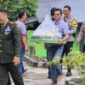 Foto : Kapolsek Sepauk IPTU Abdul Hadi, membawa nasi tumpeng untuk selanjutnya diberikan kepada Danramil 1205-06/Sepauk Peltu Yohanes beserta jajarannya