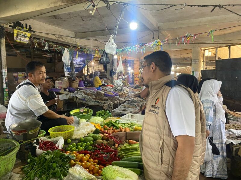 Foto : Satgas Pangan Ditreskrimsus Polda Kalimantan Selatan melakukan sidak ke Pasar Ahad Kertak Hanyar