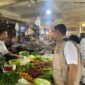 Foto : Satgas Pangan Ditreskrimsus Polda Kalimantan Selatan melakukan sidak ke Pasar Ahad Kertak Hanyar