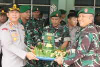 Foto : Kapolres Balangan AKBP Dr. Yulianor Abdi, S.H., S.I.K., M.H. bersama para Pejabat Utama Polres Balangan berikan kejutan kepada jajaran Kodim 1001/HSU-BLG