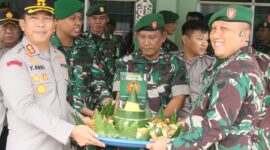 Foto : Kapolres Balangan AKBP Dr. Yulianor Abdi, S.H., S.I.K., M.H. bersama para Pejabat Utama Polres Balangan berikan kejutan kepada jajaran Kodim 1001/HSU-BLG