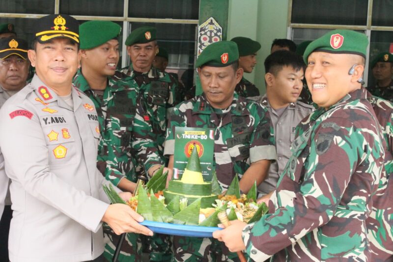 Foto : Kapolres Balangan AKBP Dr. Yulianor Abdi, S.H., S.I.K., M.H. bersama para Pejabat Utama Polres Balangan berikan kejutan kepada jajaran Kodim 1001/HSU-BLG