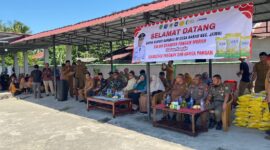 Foto : Kegiatan pendistribusian beras murah yang berlokasi di Masjid At-Taqwa, Dusun Seradi, Desa Bakau dan halaman Kelenteng Kembar Desa Dungun Laut Kec. Jawai, Kab. Sambas