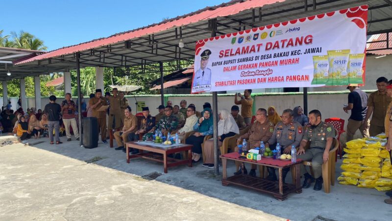 Foto : Kegiatan pendistribusian beras murah yang berlokasi di Masjid At-Taqwa, Dusun Seradi, Desa Bakau dan halaman Kelenteng Kembar Desa Dungun Laut Kec. Jawai, Kab. Sambas
