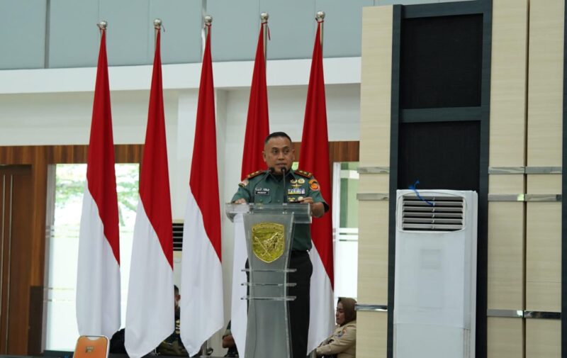 Foto : Kasdam XII/Tpr, Brigjen TNI Putra Widyawinaya, S.H., M.P.M., memberikan pembekalan kepada Perwira Siswa Pendidikan Reguler LIV Sekolah Staf dan Komando TNI Tahun 2025