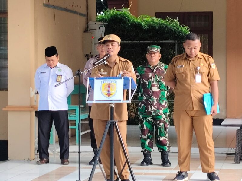 Foto : Camat Labuan Amas Utara pimpin apel gabungan di halaman Kantor Kecamatan Labuan Amas Utara