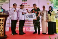 Foto : Dandim 1002/HST Dampingi Bupati HST serahkan hibah dana rehabilitasi bangunan TK Kartika V-25 Barabai kepada Yayasan Kartika Jaya Koordinator Kodim 1002 Cabang XXVIII Tambun Bungai