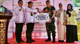 Foto : Dandim 1002/HST Dampingi Bupati HST serahkan hibah dana rehabilitasi bangunan TK Kartika V-25 Barabai kepada Yayasan Kartika Jaya Koordinator Kodim 1002 Cabang XXVIII Tambun Bungai