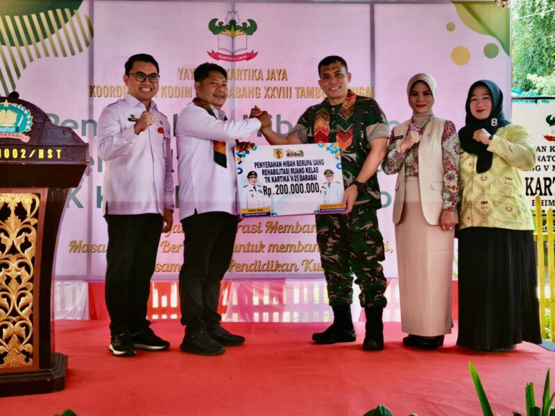 Foto : Dandim 1002/HST Dampingi Bupati HST serahkan hibah dana rehabilitasi bangunan TK Kartika V-25 Barabai kepada Yayasan Kartika Jaya Koordinator Kodim 1002 Cabang XXVIII Tambun Bungai