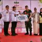 Foto : Dandim 1002/HST Dampingi Bupati HST serahkan hibah dana rehabilitasi bangunan TK Kartika V-25 Barabai kepada Yayasan Kartika Jaya Koordinator Kodim 1002 Cabang XXVIII Tambun Bungai